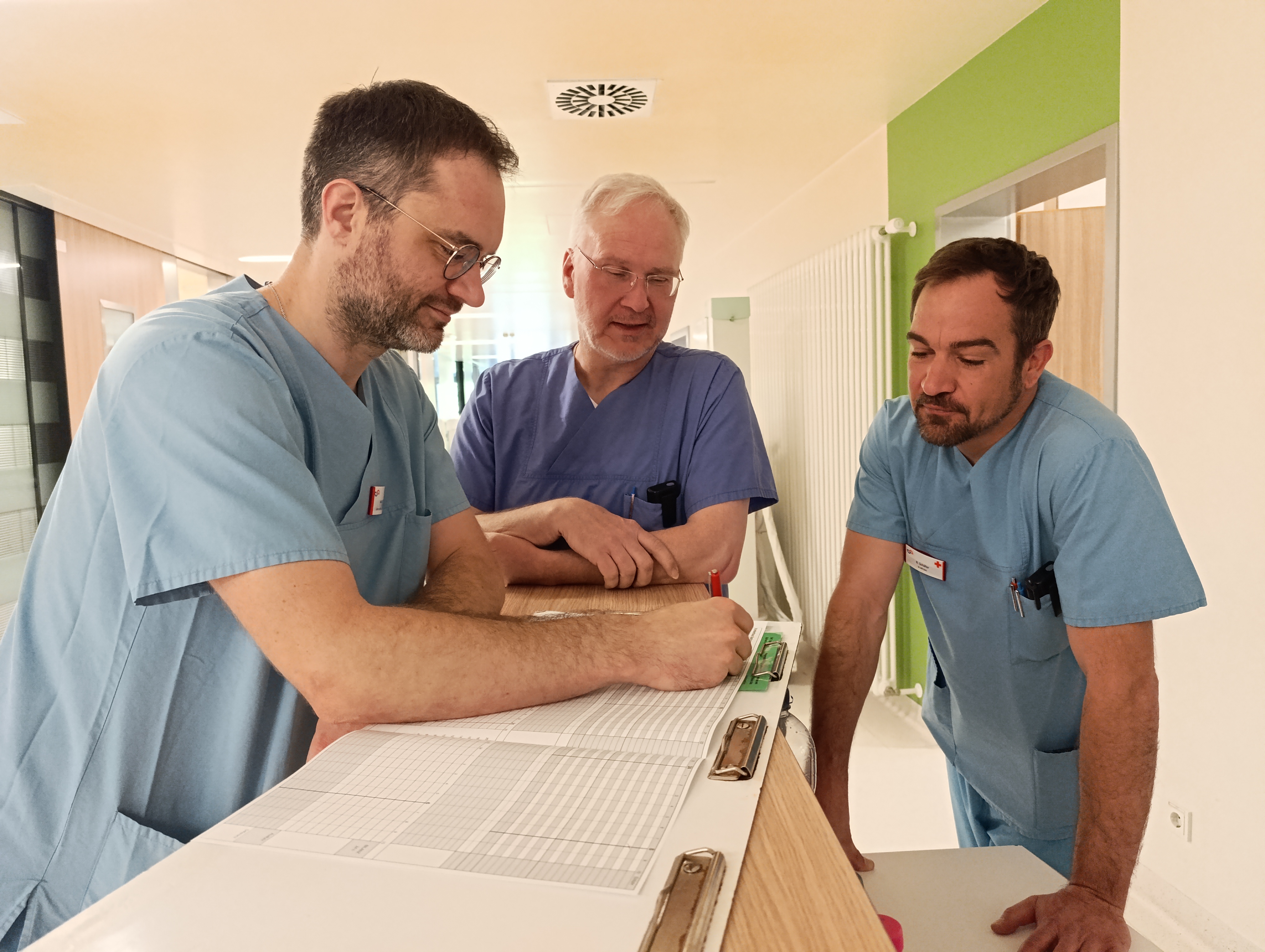 Ärztliches Team der Intensivmedizin und Anästhesie bei einer Besprechung