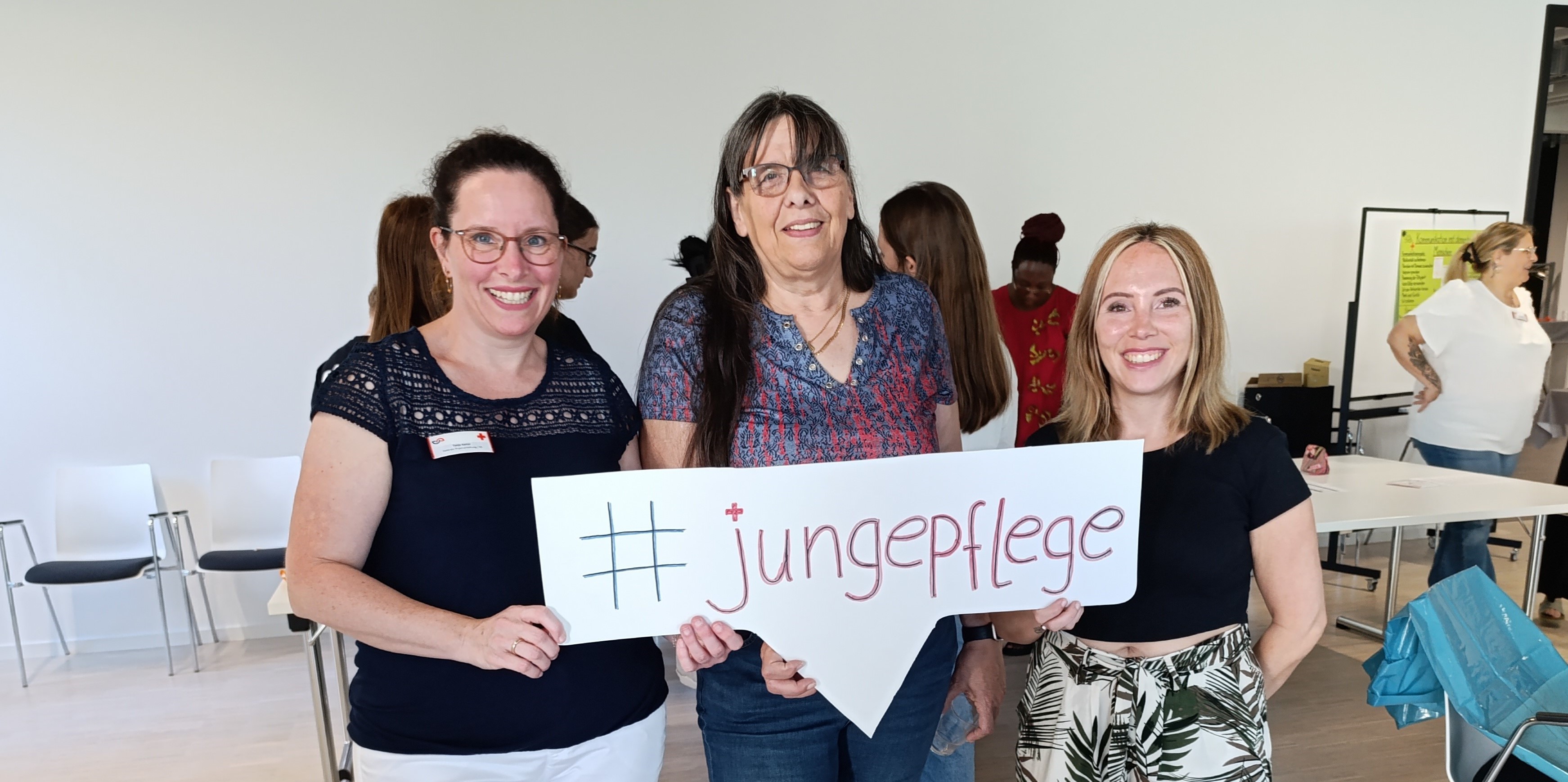 Team der Krankenpflegeschule mit dem Schriftzug „#jungpflege“
