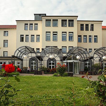 Außenansicht des Krankenhauses Saarlouis vom DRK