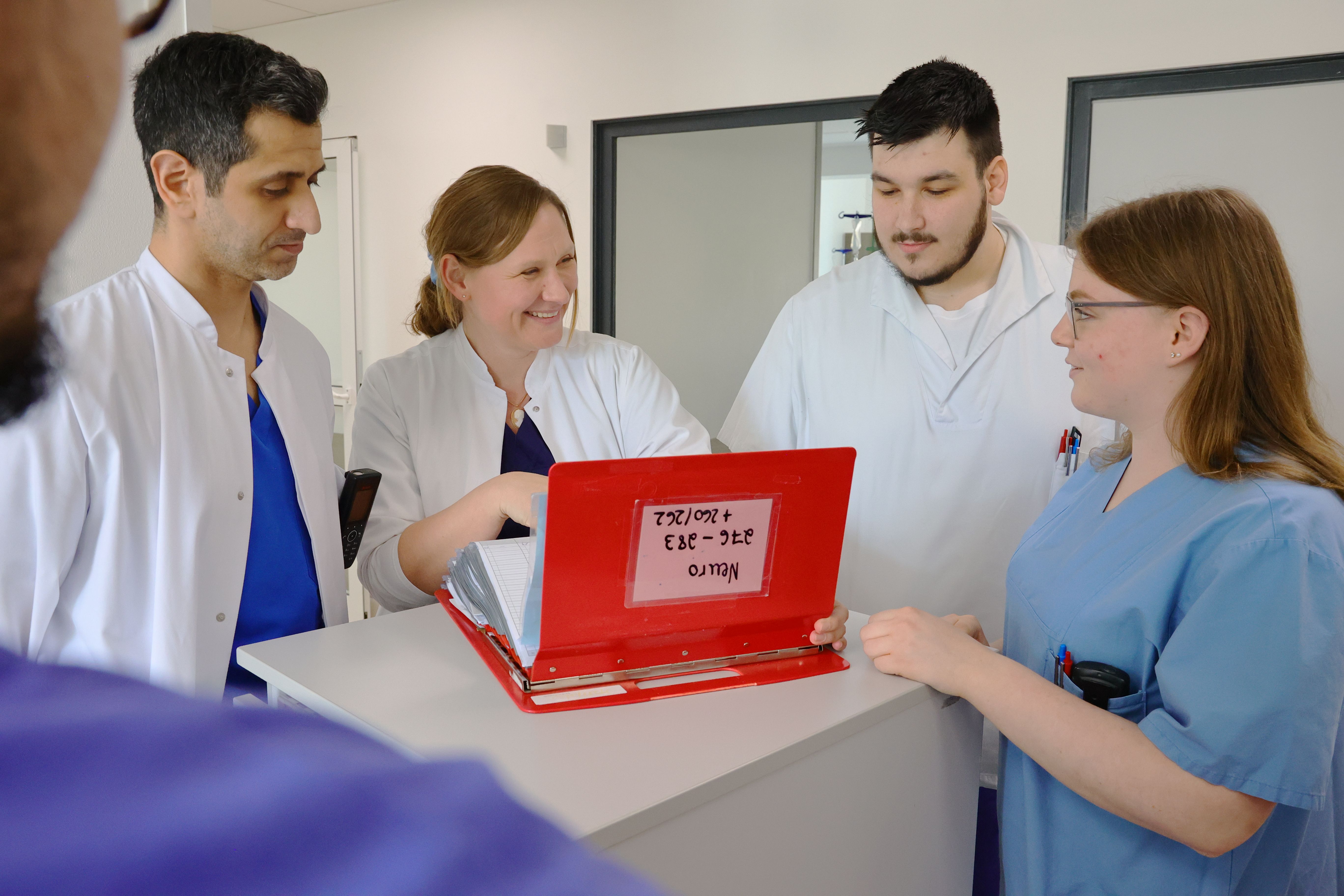 Ärztliches und pflegerisches Team bei einer Besprechung im Krankenhaus
