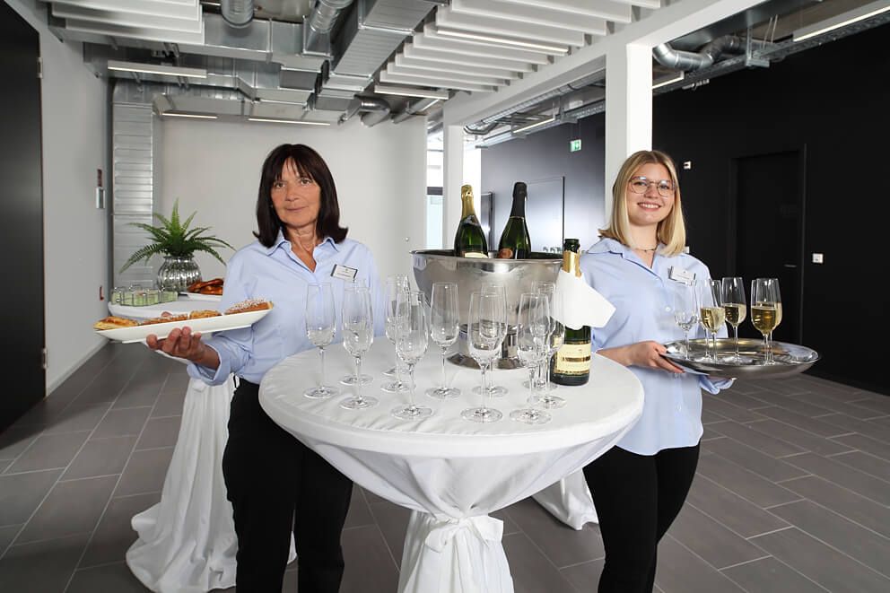 Servicepersonal der GastroServ Catering GmbH beim Veranstaltungsservice