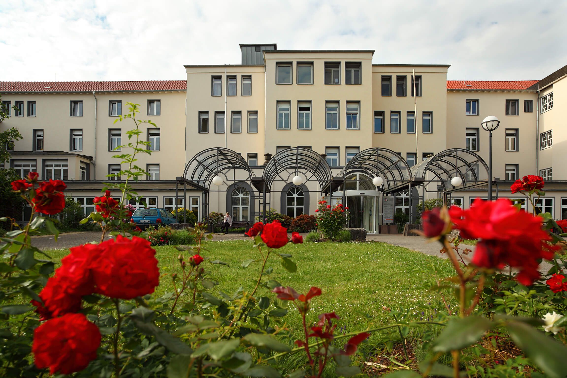 Außenansicht des Krankenhauses Saarlouis vom DRK